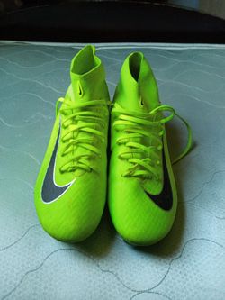 Nike soccer cleats academy size 7.5