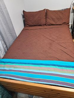 Twin XL bed with mattress