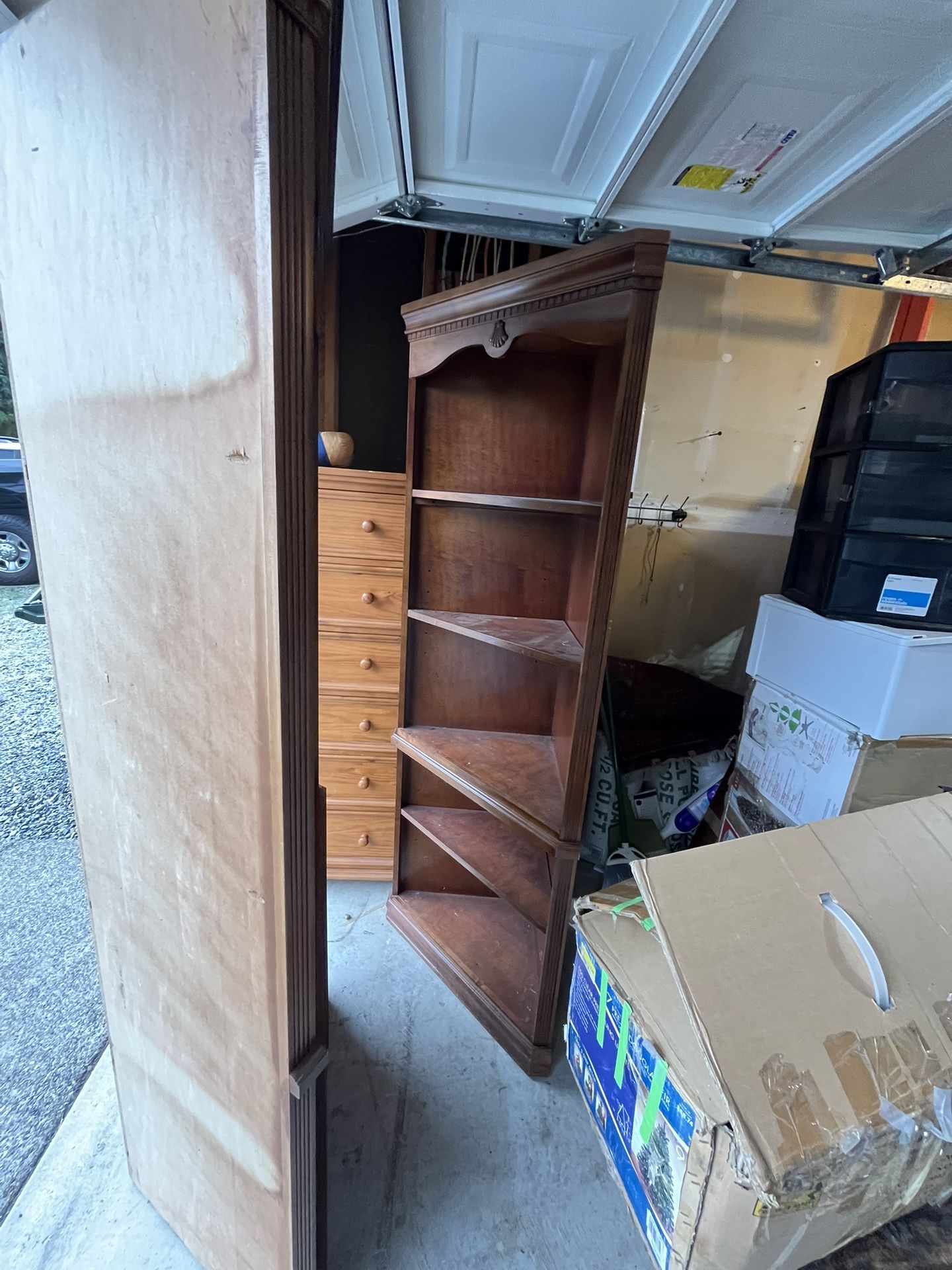 Tall corner shelves Set of 2