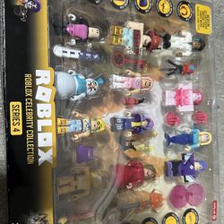 Roblox Celebrity Collection - Series 4 Figure 12pk (Roblox Classics)  (Includes 12 Exclusive Virtual Items)