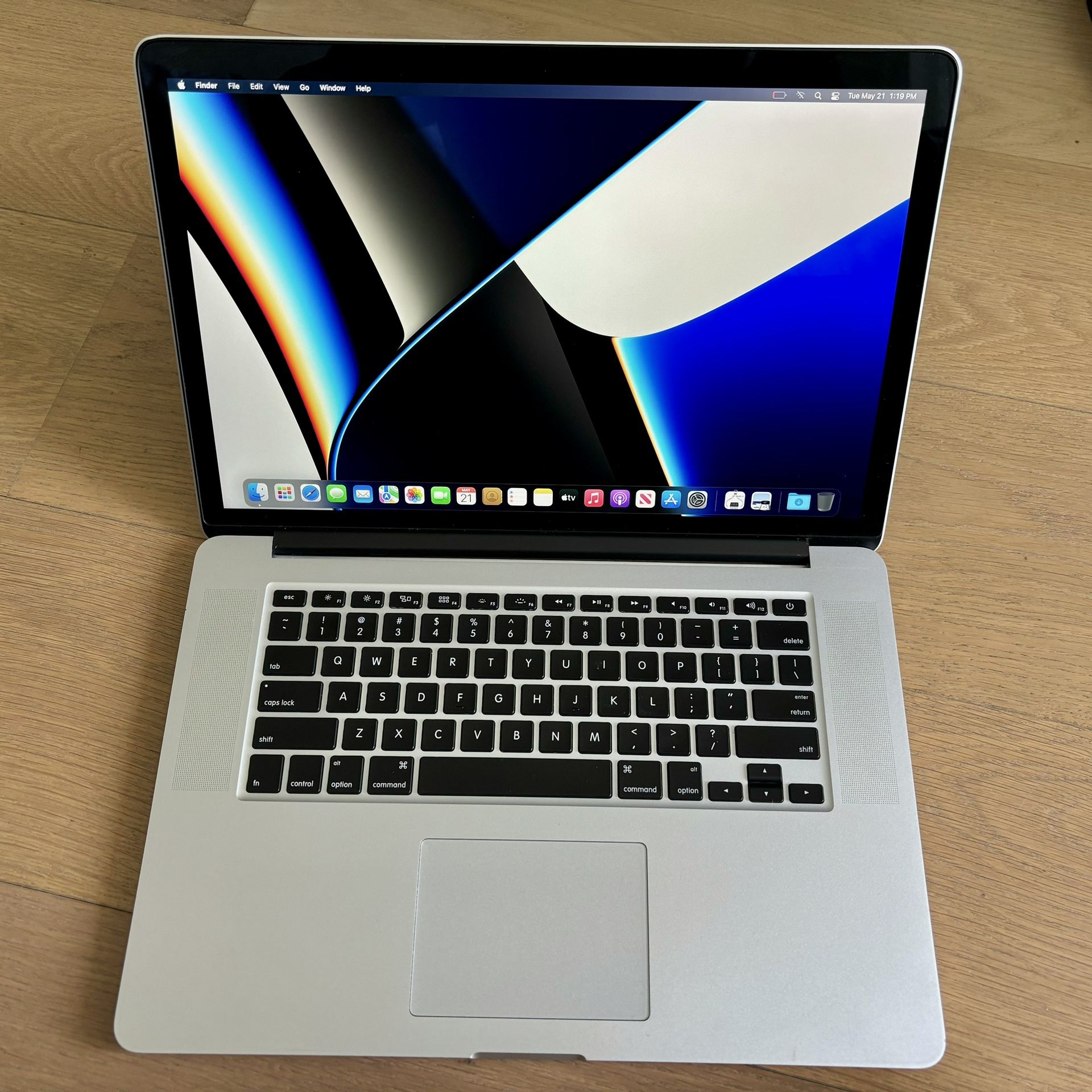 2TB SSD 16GB RAM MacBook Pro 15” 2.5GHz Quad Core i7 Turbo Boost 3.7GHz similar to 16”