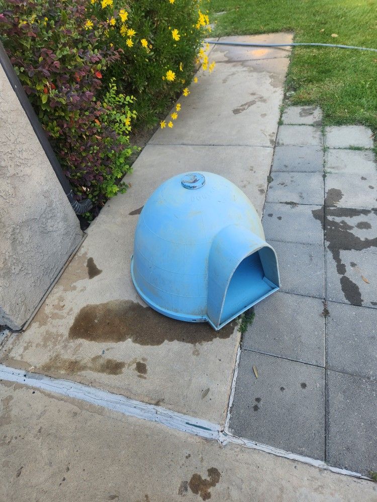 Medium sized DOGLOO doghouse