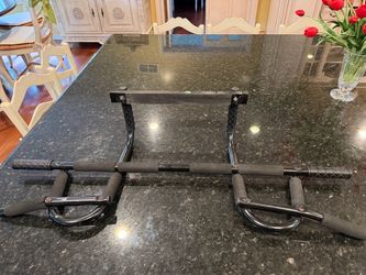 Doorway pull up bar