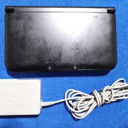 Nintendo 3DS XL Black With Charger. Works 