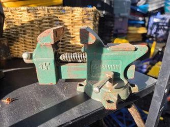 Vintage 3½" Bench Vise – Heavy Duty, Swivel Base