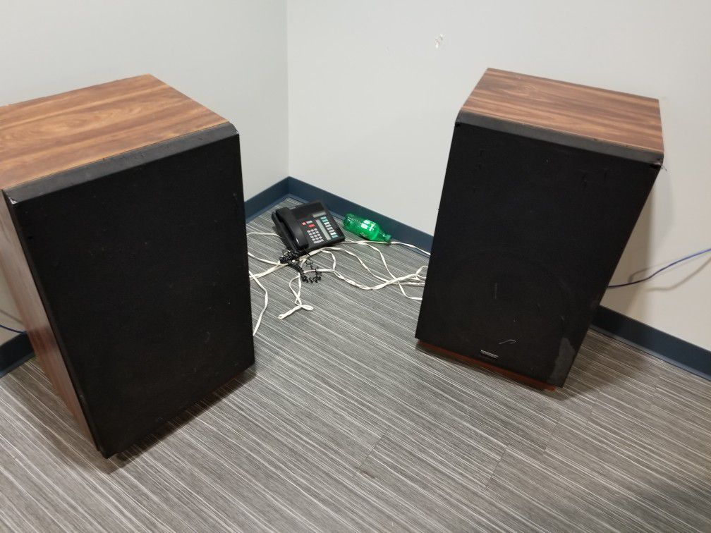 Set of Fisher speakers work great shelf or floor