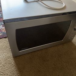 MICROWAVE  IN GOOD CONDITION  60$
