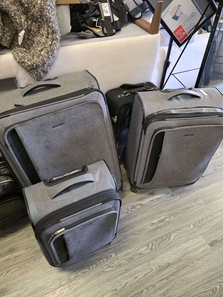 Ricardo Beverly Hills 3 Piece Luggage Set Suitcases