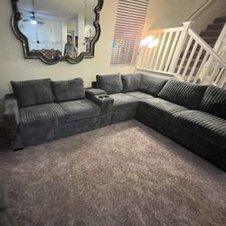 New Sectional Couch with USB Console! Free Delivery 🚚!