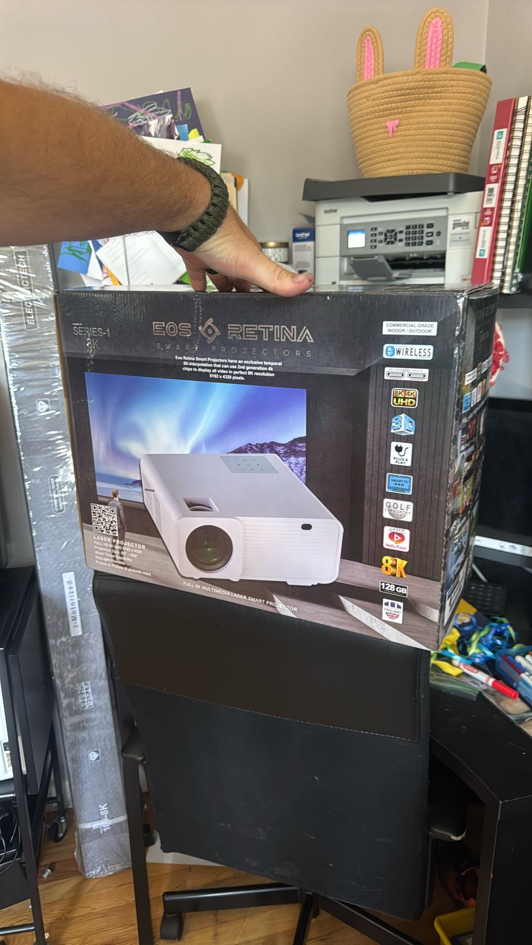 EOS RETINA SMART PROJECTOR WITH SCREEN