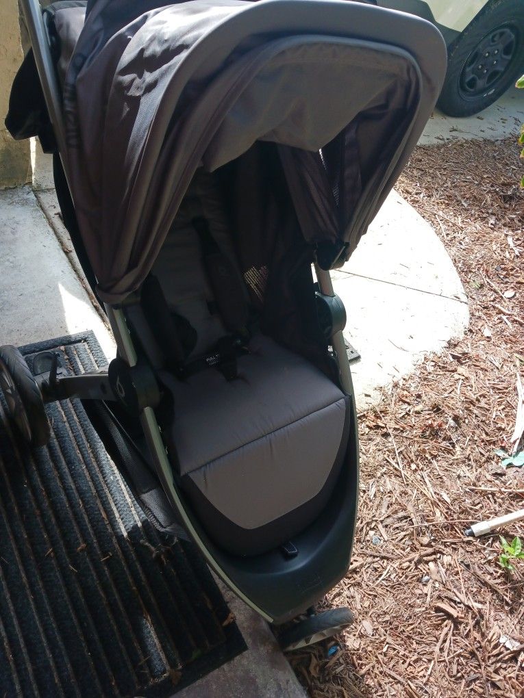 Got 3 Like New Stroller Britax 3d Ubini 20 Each Need Gone