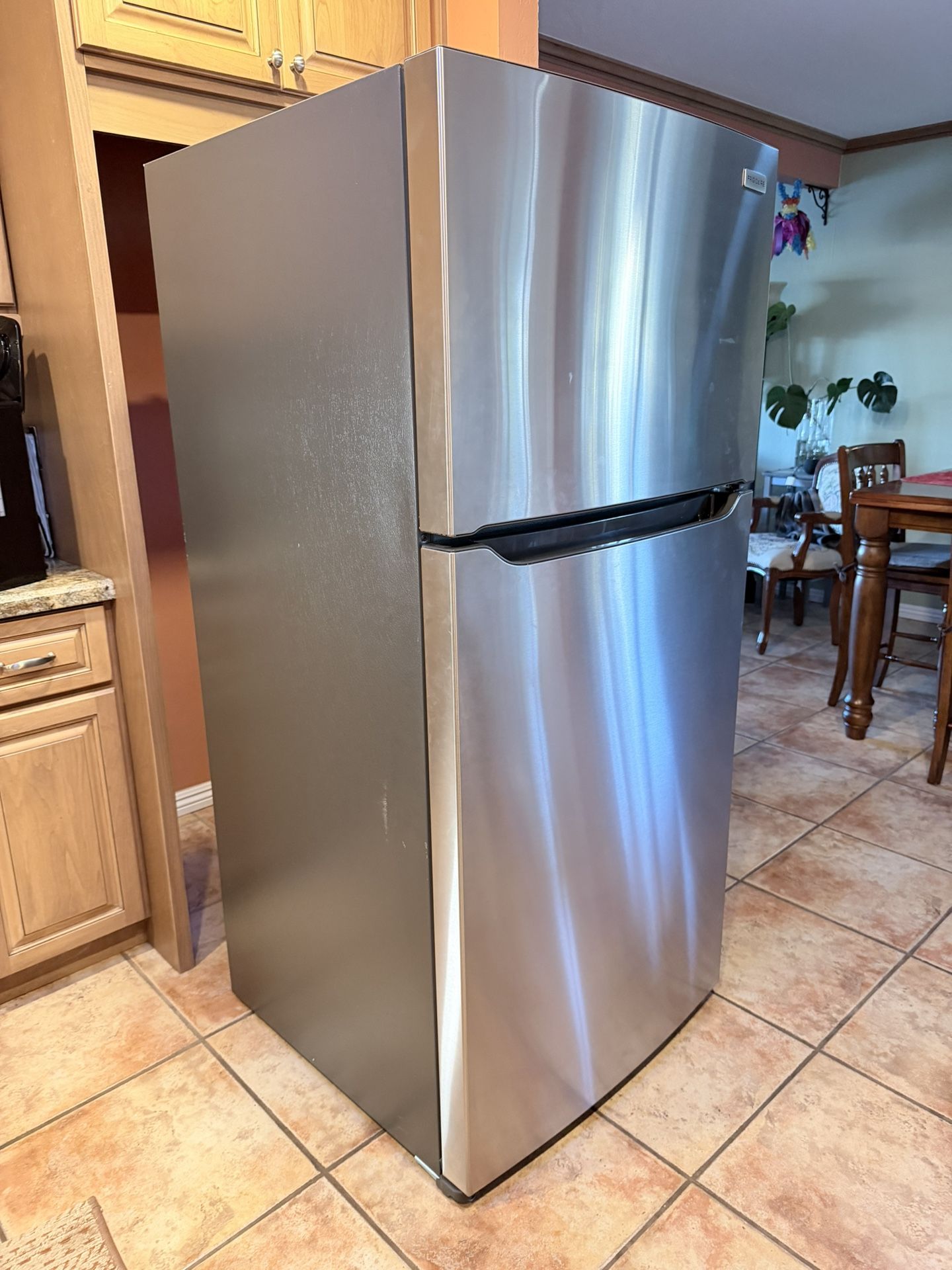 Frigidaire 20 CU top freezer/Refrigerator