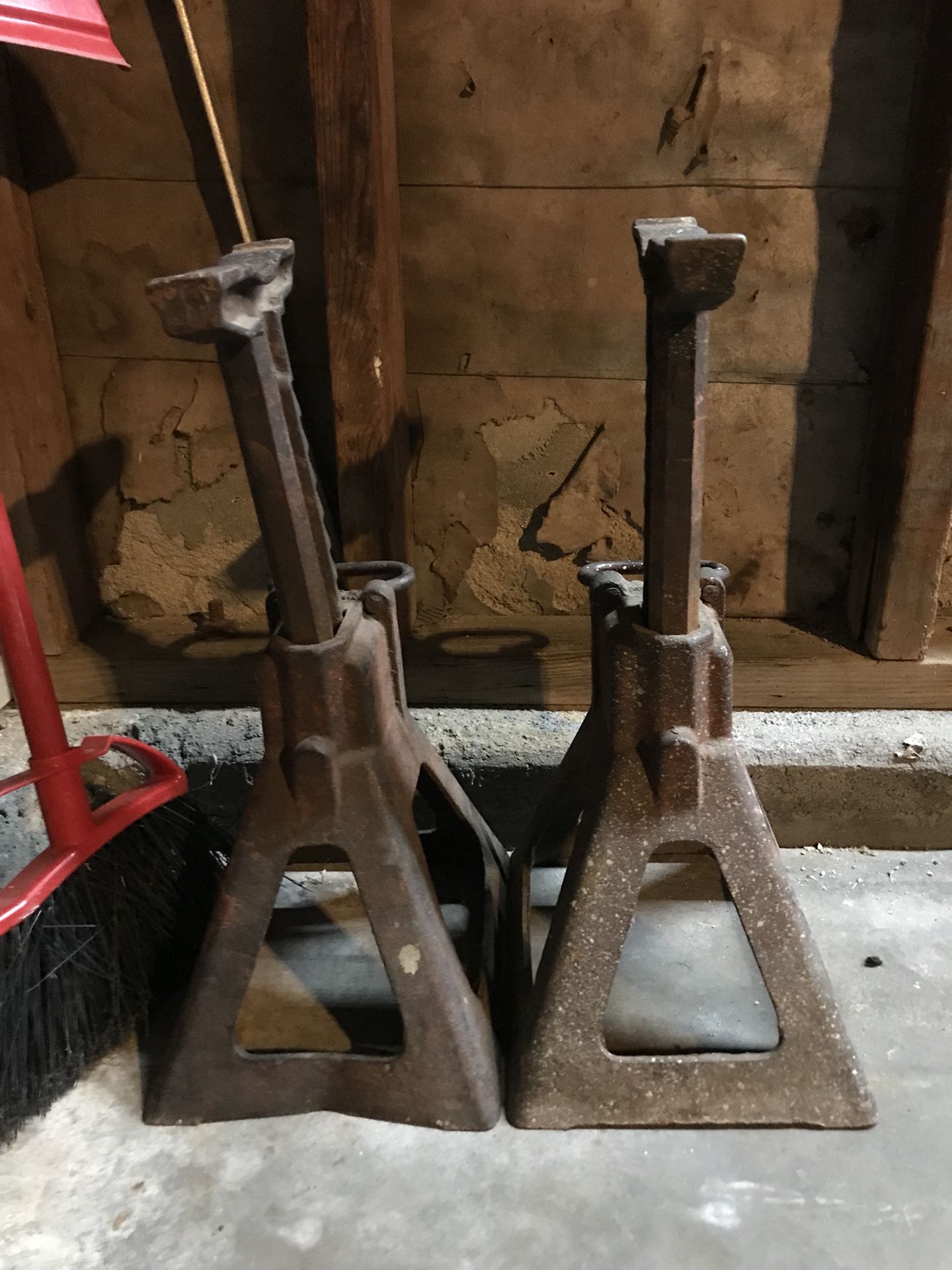 Walker rigid rack auto support Two 791 ton jack stands