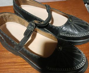 Dr comfort shoe style is mary Jane size 9