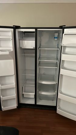 GENERAL TOTPOINT TRIC COMPAN NODE NOPLANCE PARK LOUISVILLE, KY 4022 SERIAL NO. HSM25GFTC SA cUL LISTED HOUSEHOLD REFRIGERATOR/ FREEZER us 182A TM23676