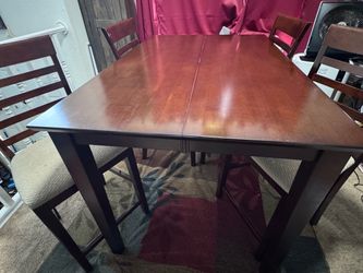 💥FREE💥 Table with 4 chairs