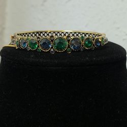 Vintage Victorian Style Hinged Bangle – Emerald & Sapphire Crystal – Gold Tone