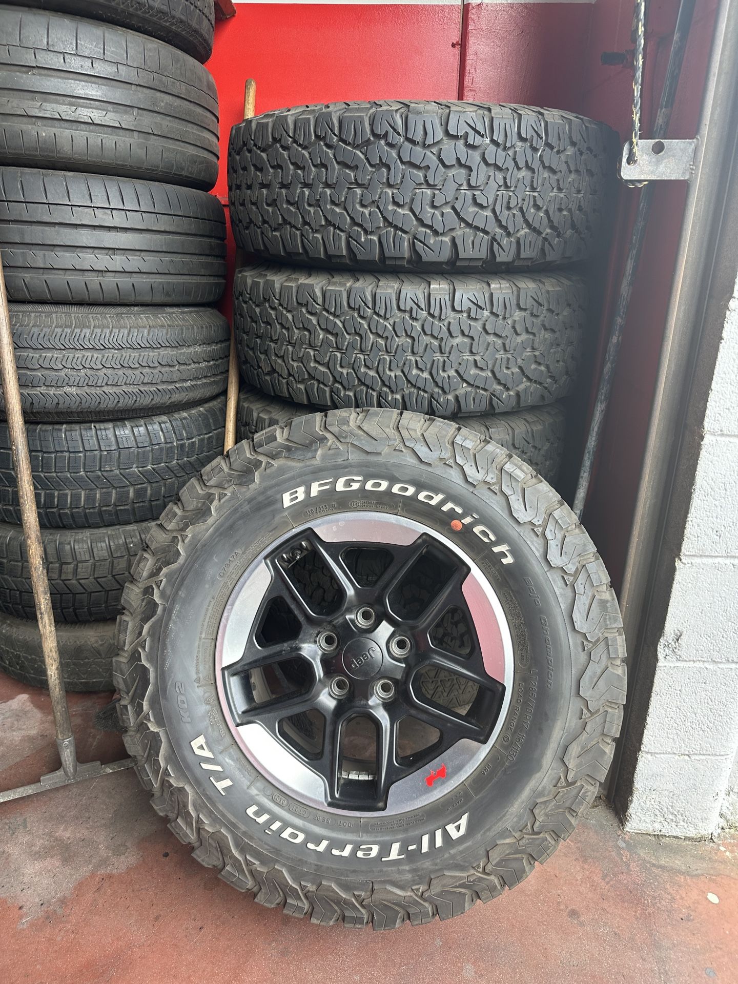 Jeep Wrangler JL Gladiator JT Rubicon Wheels And BFGoodrich KO2 285/70R/17 Tires (5)