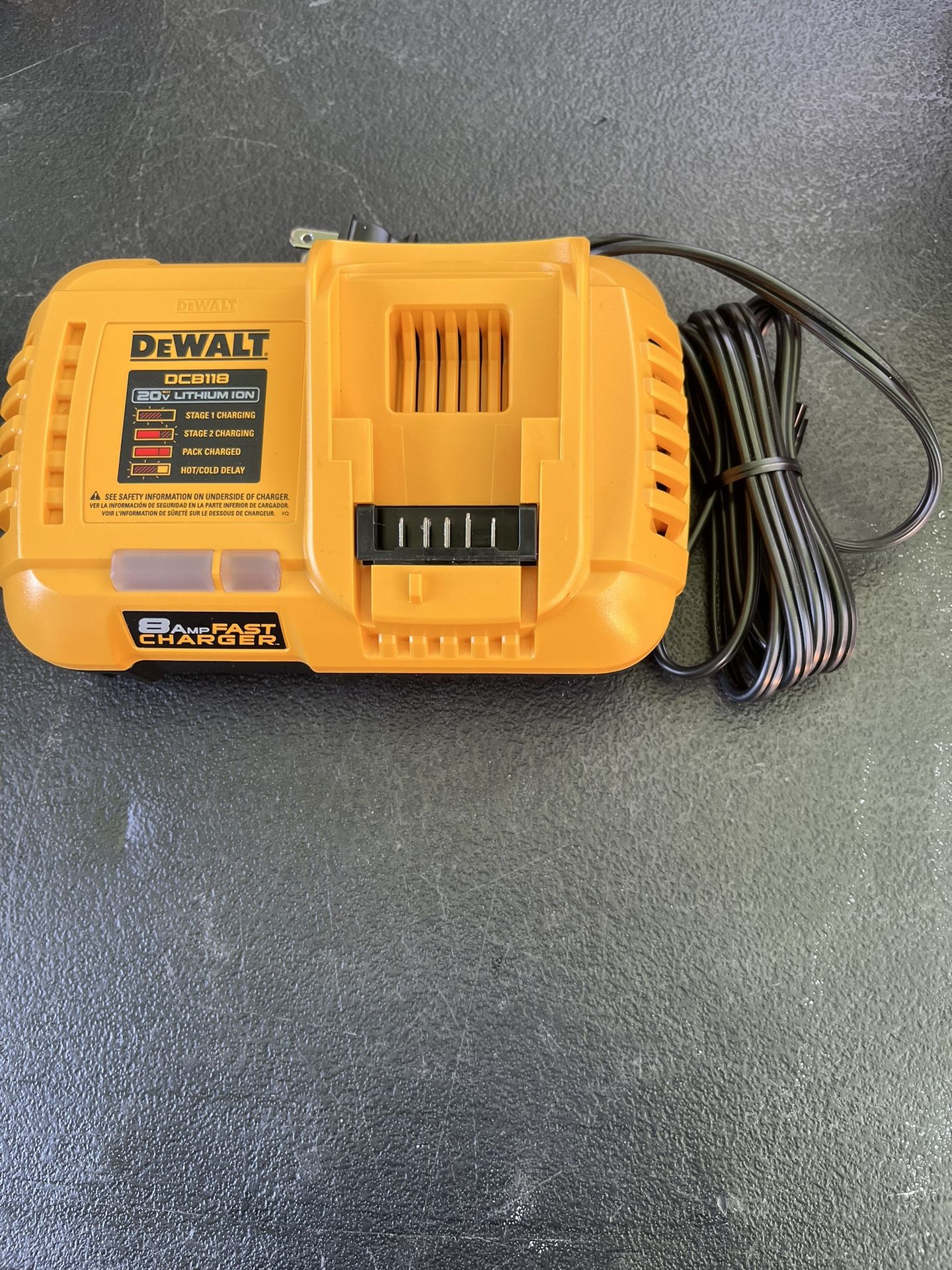 Dewalt 8AmpFAST CHARGER