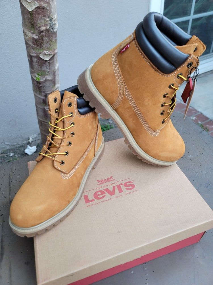 LEVI'S BOOTS NEW IN BOX ONLY SIZES 8.5 & 9. MEN'S $59. PLEASE SOLO PERSONAS INTERESADAS THANKS