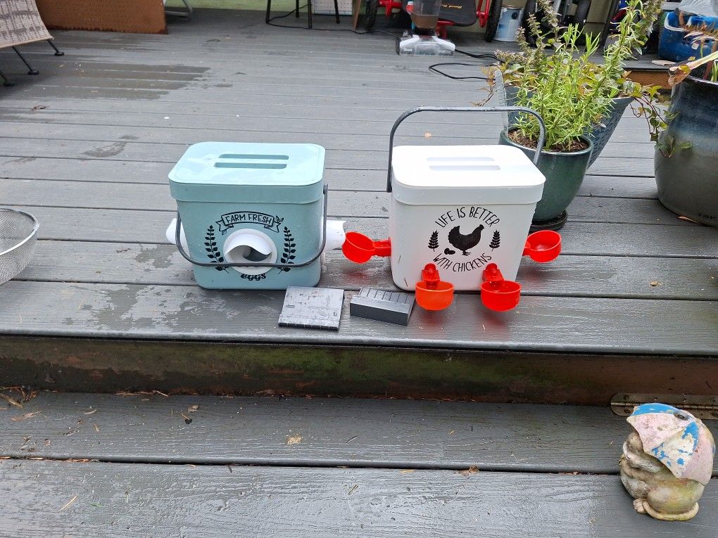 Chicken 1.5 Galon Sized Feeder And Water Dispenser   I 