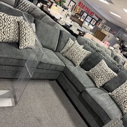 Sectional Sofa W Pillows 