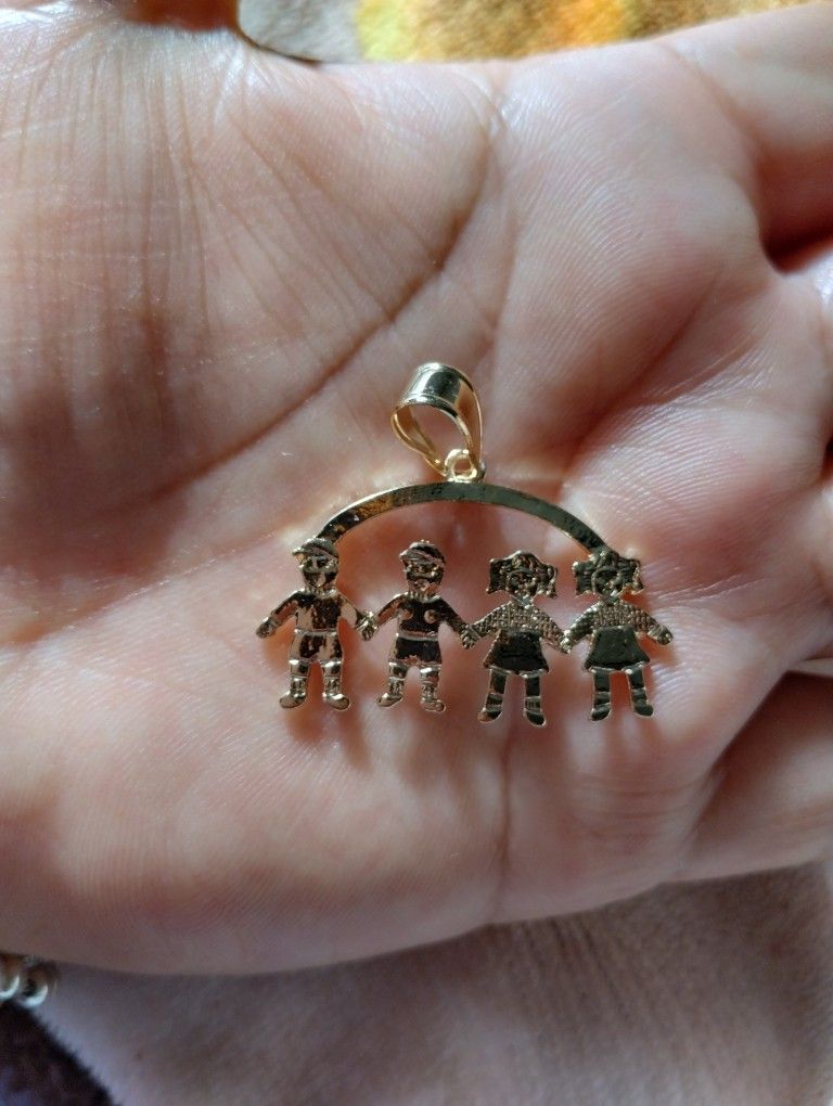 Gold Plated Pendant/Dije De Dos Niñas Y Dos Niños De Oro Laminado