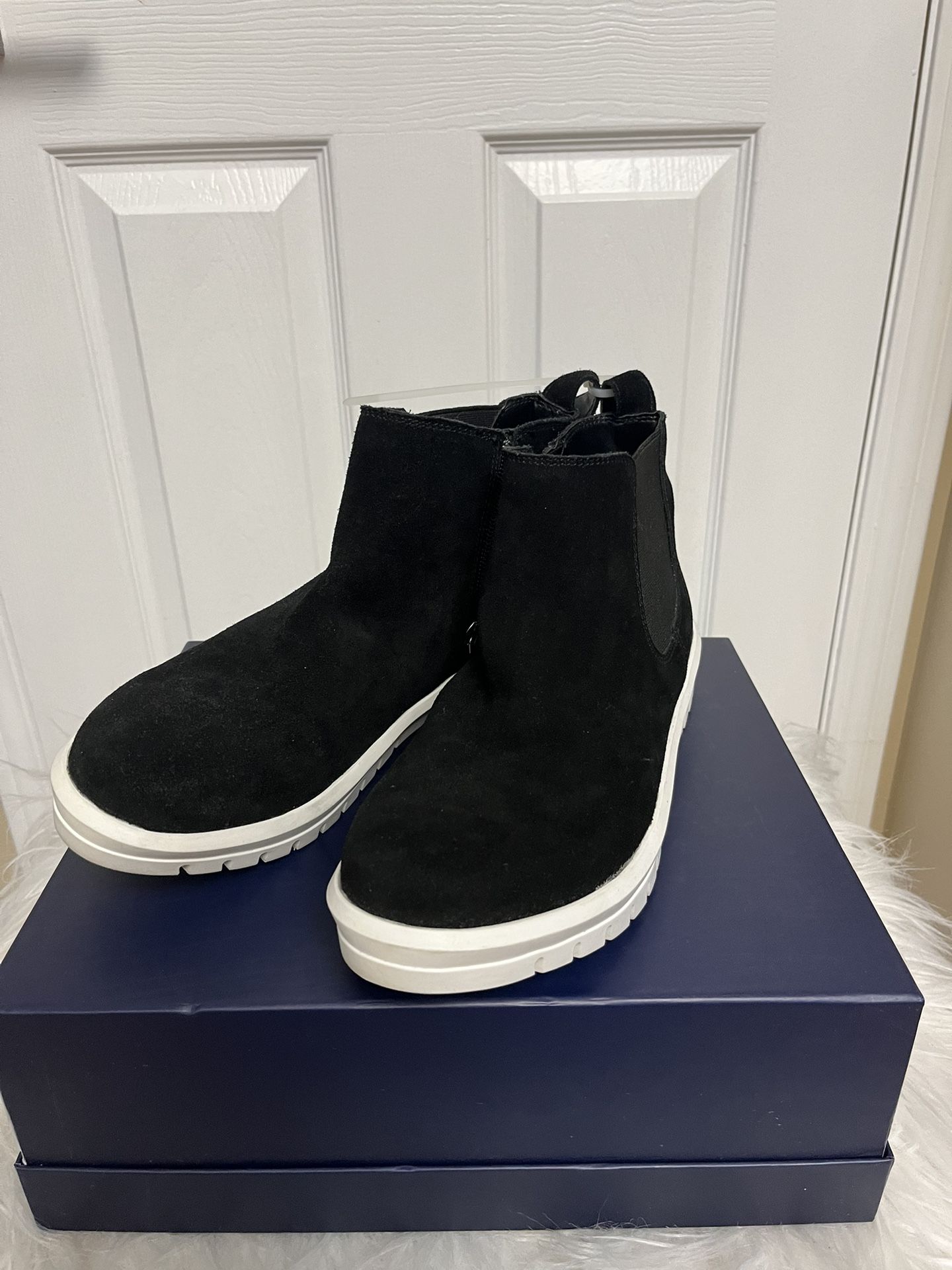 Women’s Shoe. Blondo Floretta Waterproof Sneaker Boots, Size 9 Women 