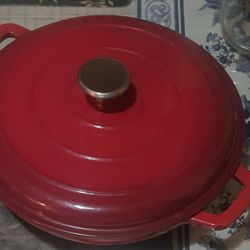 Cast Iron Pot For Sale. Se vende caserola de fierro en buena condición en color rojo .