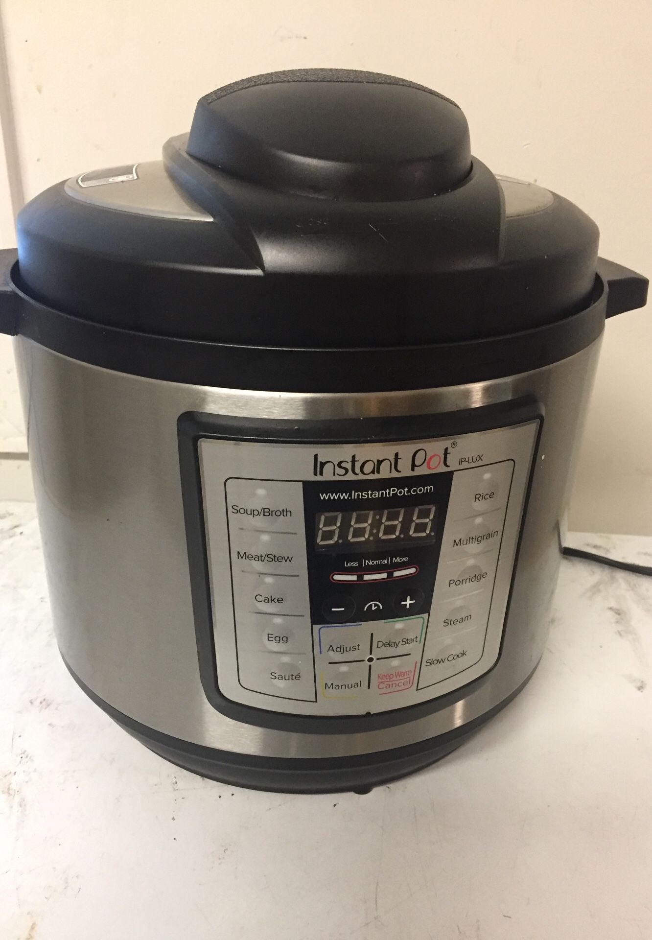 Instant Pot 6 in 1 Multi-Use Programmable Pressure Cooker