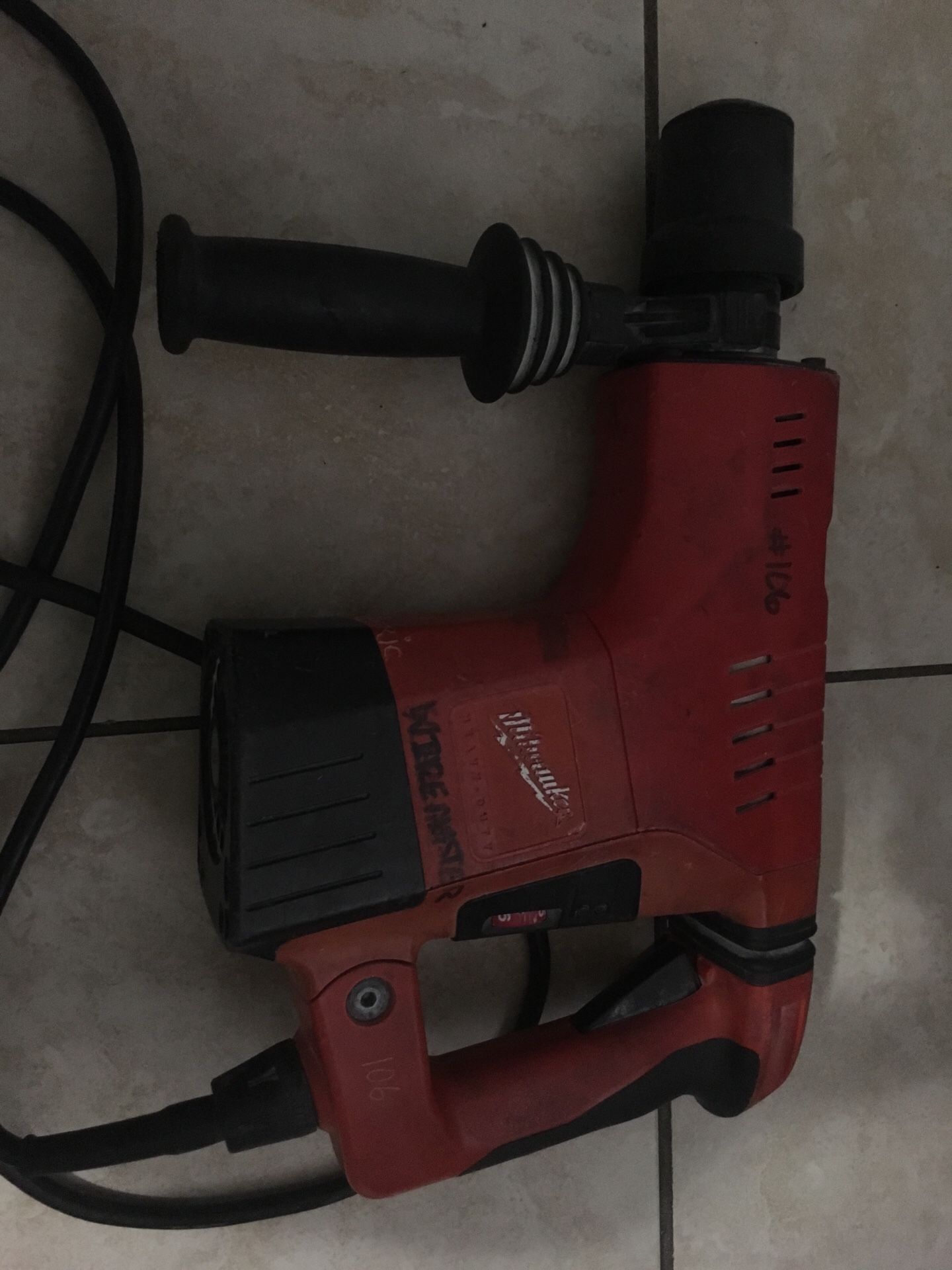Milwaukee 5321-21 11 Amp 1-1/2-Inch Spline Drive Rotary Hammer