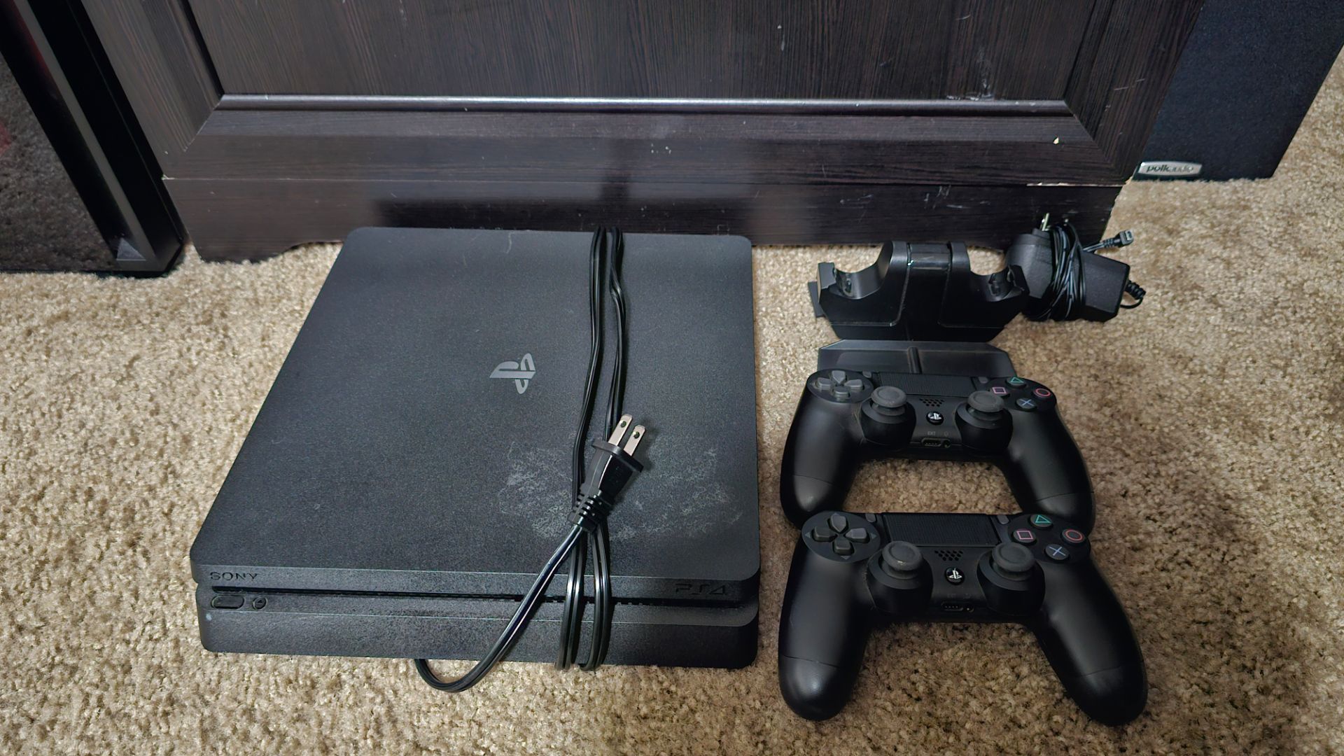 PS4 Slim 2TB - 2 controllers / charger