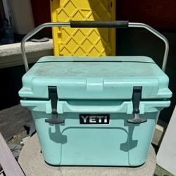 YETI Roadie 20 Insulated Chest Cooler seafoam color hielera
