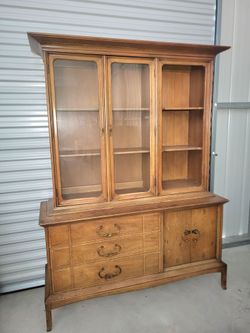Rare Thomasville Horizon China Cabinet