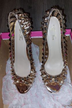 Vigo Fiore,  NEW, Elegant Rose Gold Spiked Stiletto Heels Pointed Toe