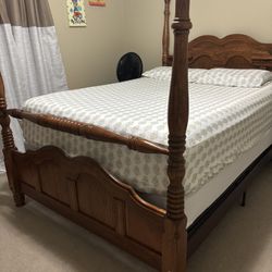 Queen Size Solid Wood Bed with Mattress & Box Spring. Cama Queen de madera sólida con colchón y base.