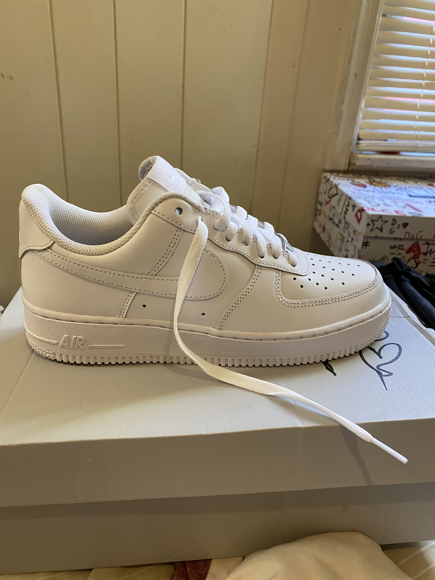 AIR FORCE 1S SIZE 8 NEVER WORN DAMAGE BOX WITH RECEIPT