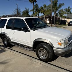 Ford Explorer 72k millas originales – título limpio