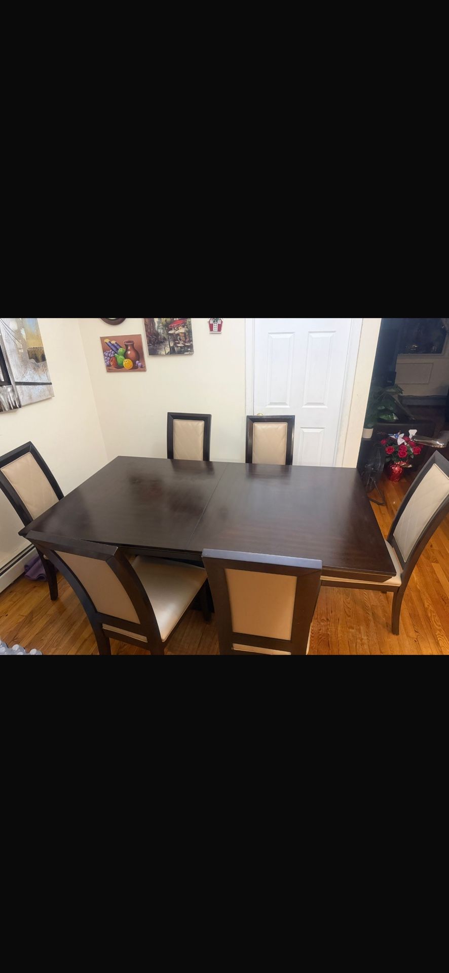 Raymond and Flannigan 6 Chair Extendable Dinning Room Set