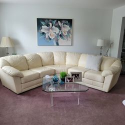 Beautiful sectional leather couch, local pick up only