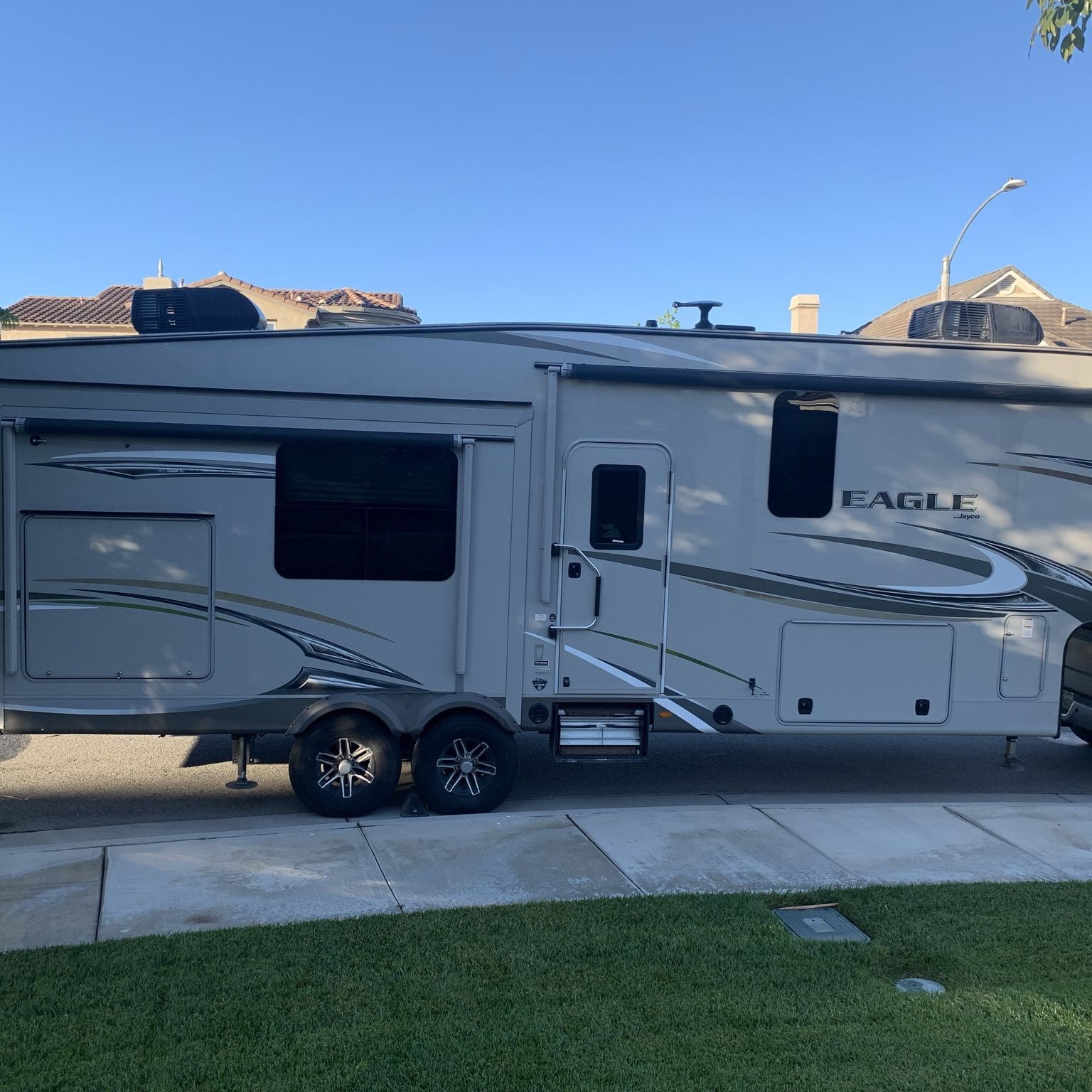 2017 Jayco Eagle 37 ft. 5th Wheel Travel Trailer