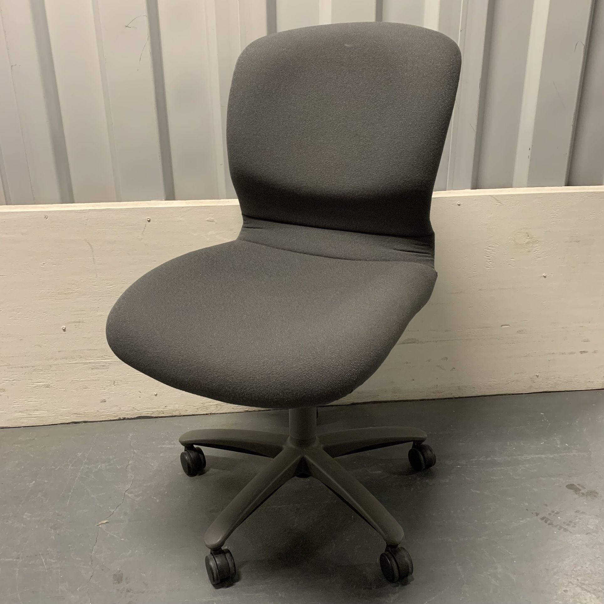 Vintage HAWORTH Cushioned Rolling Computer Desk Chair with 5-Star Base Great pre-owned condition. Adjustable height seat. Gray fabric. Style MHA665