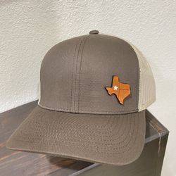 Leather logo patches And hats. Logotipos en piel Con gorras