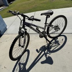 TREK 820 Mountain Bike