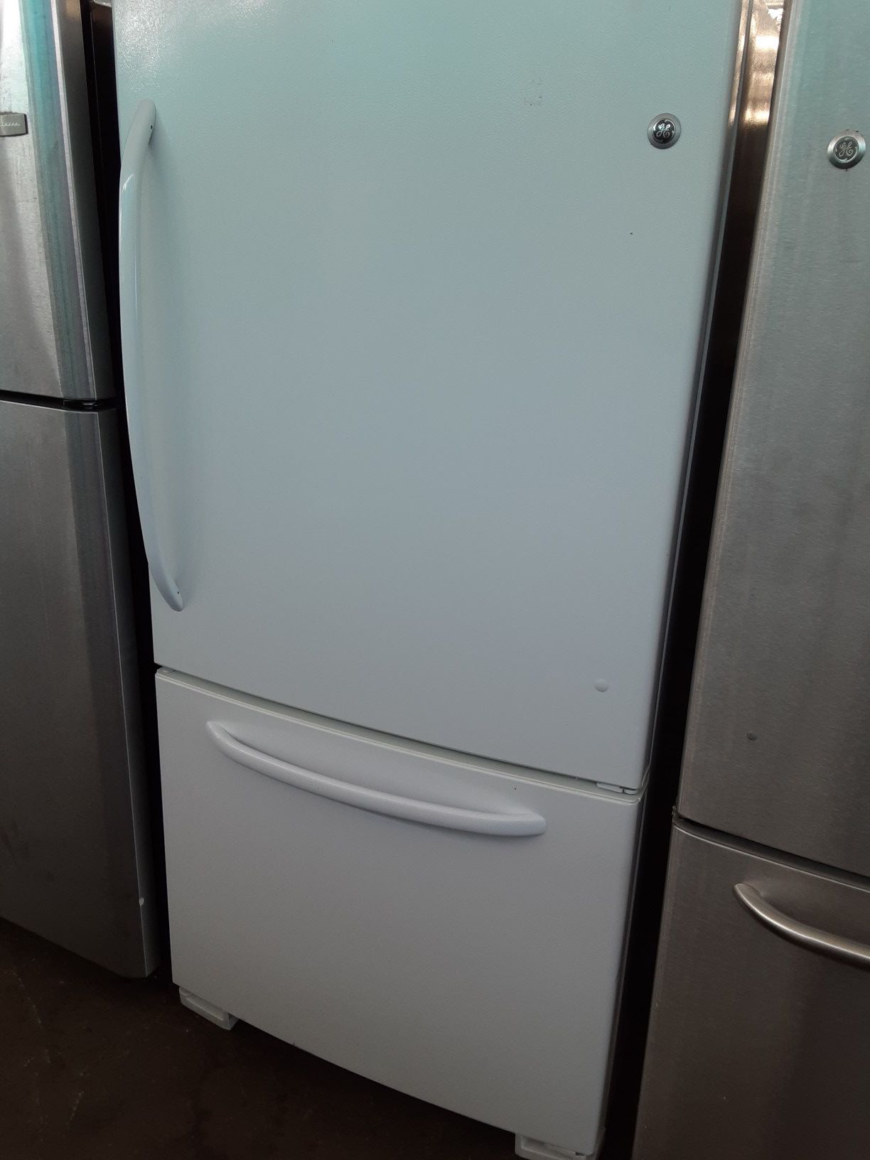 $299 GE white bottom freezer fridge includes delivery in the San Fernando Valley a warranty and insulation