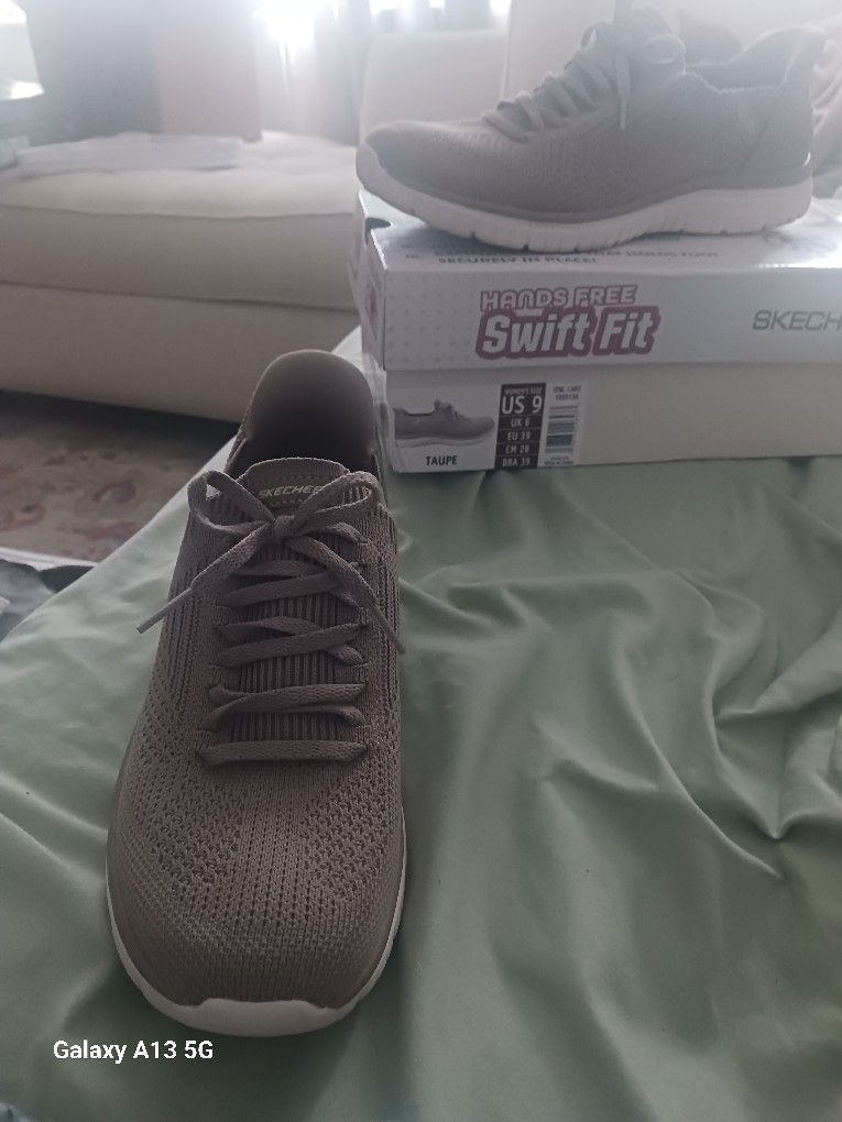 Womens Sketchers Size 9