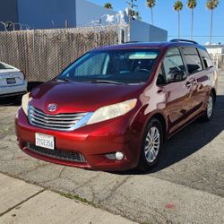 2017 Toyota Sienna XLE