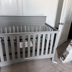 Childrens Crib With Matterss