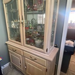 China Cabinet With Mirrored Back And Light