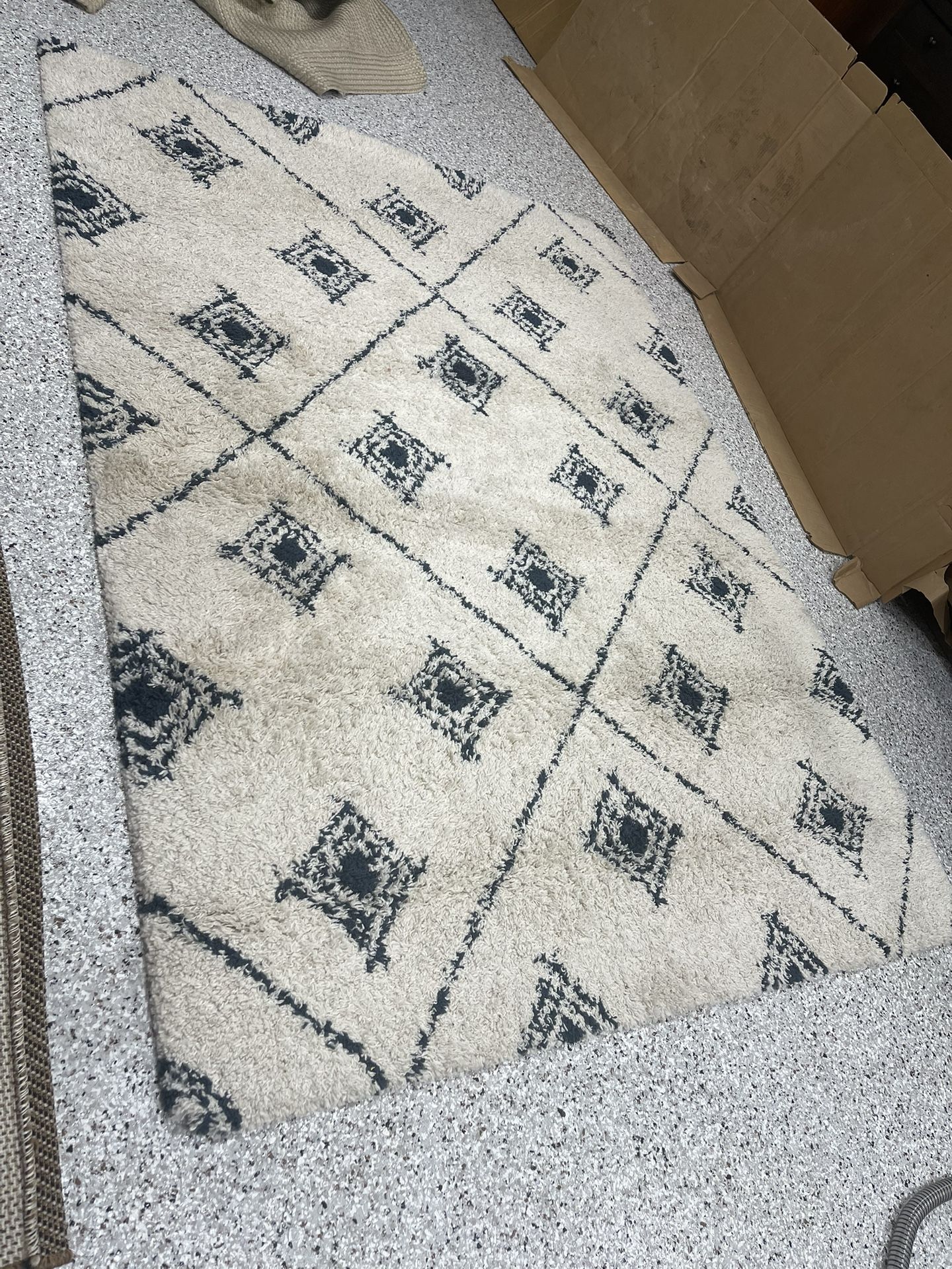 Area Rug Or Living Room Rug - 5ft By 7.2ft